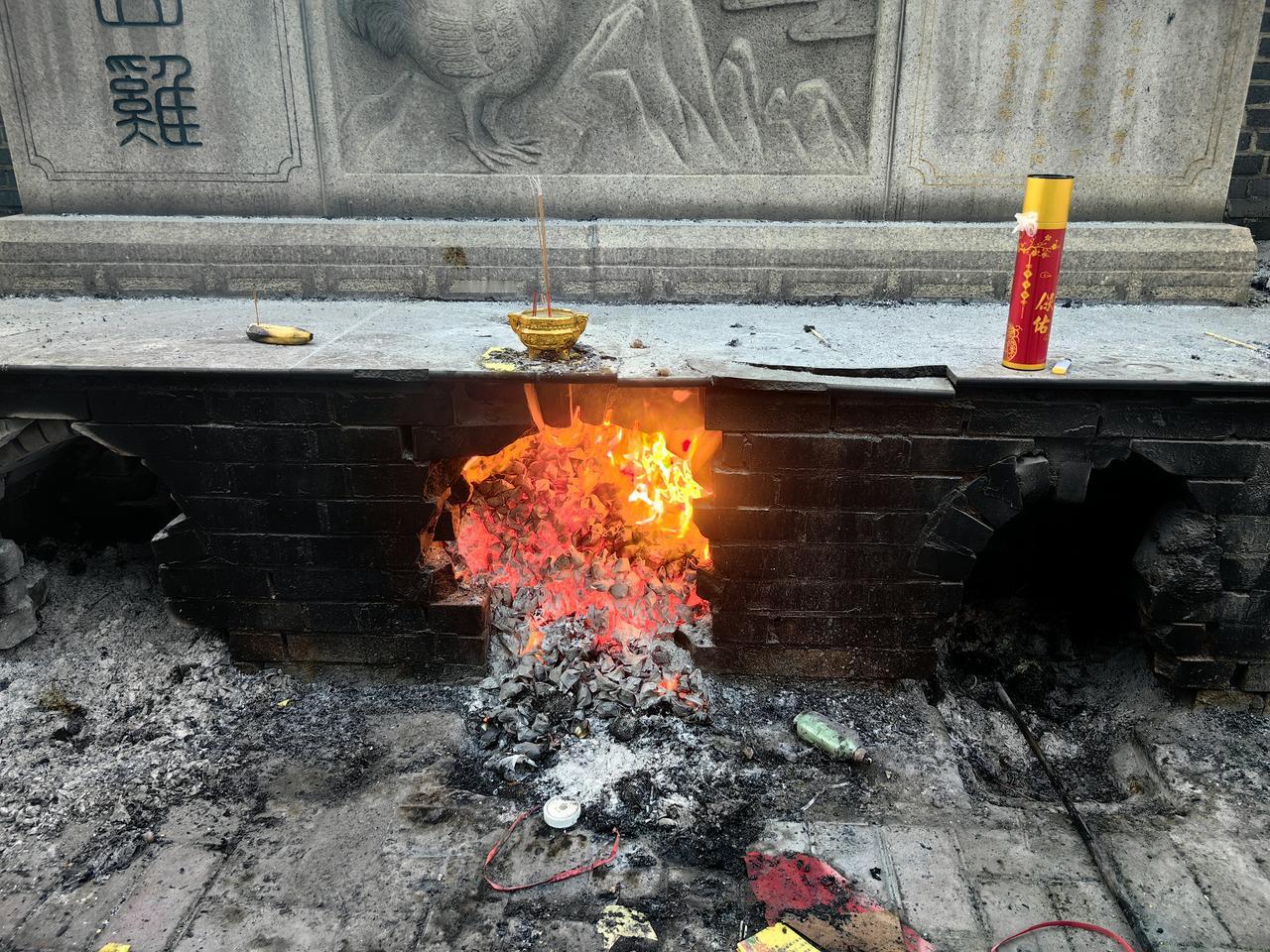给亲人烧元宝，希望他们在那边能过的好。