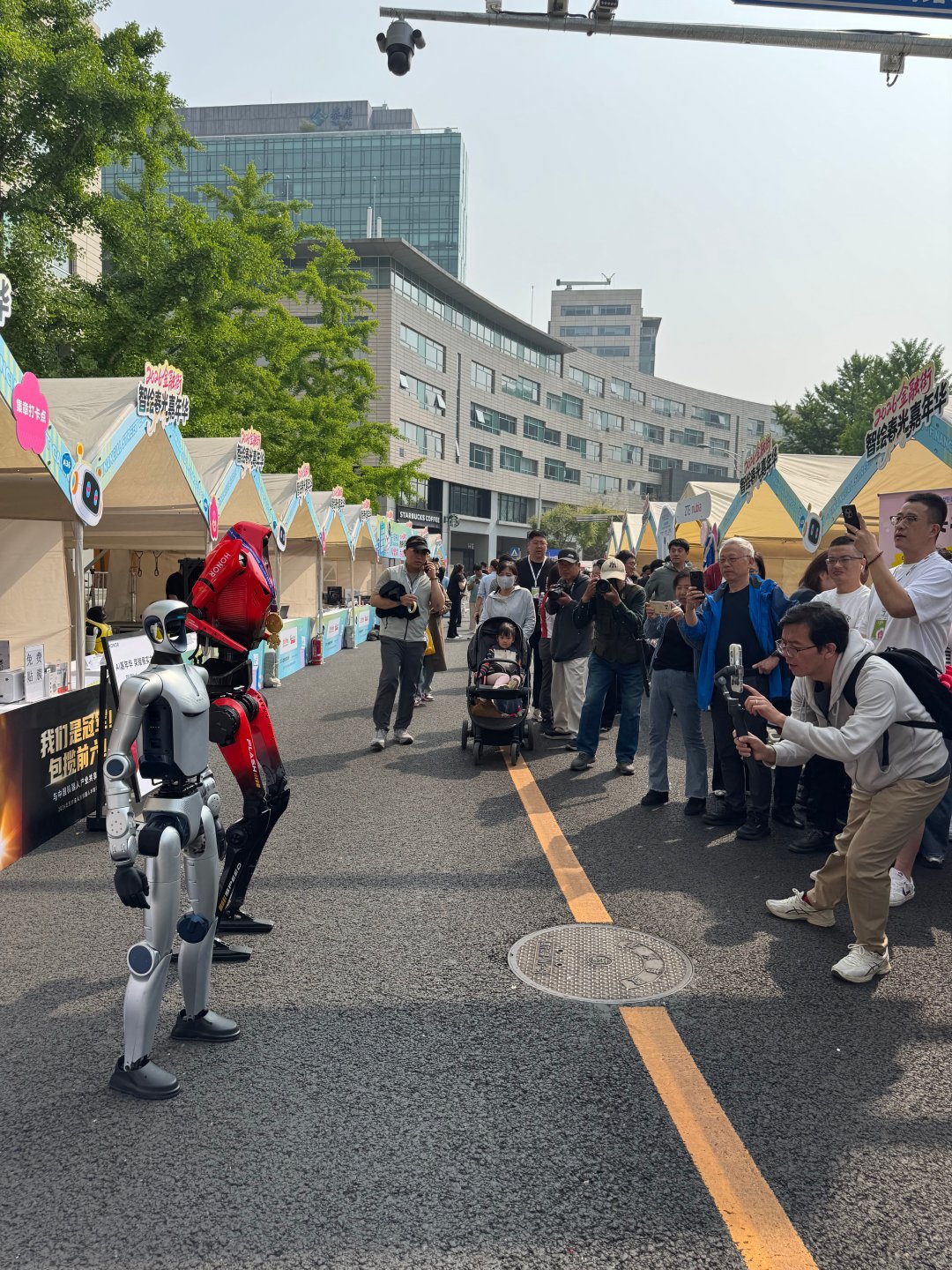 【荣耀机器人夺冠后首次亮相】2026金融街智绘春光嘉年华今日启幕，荣耀此次带来了