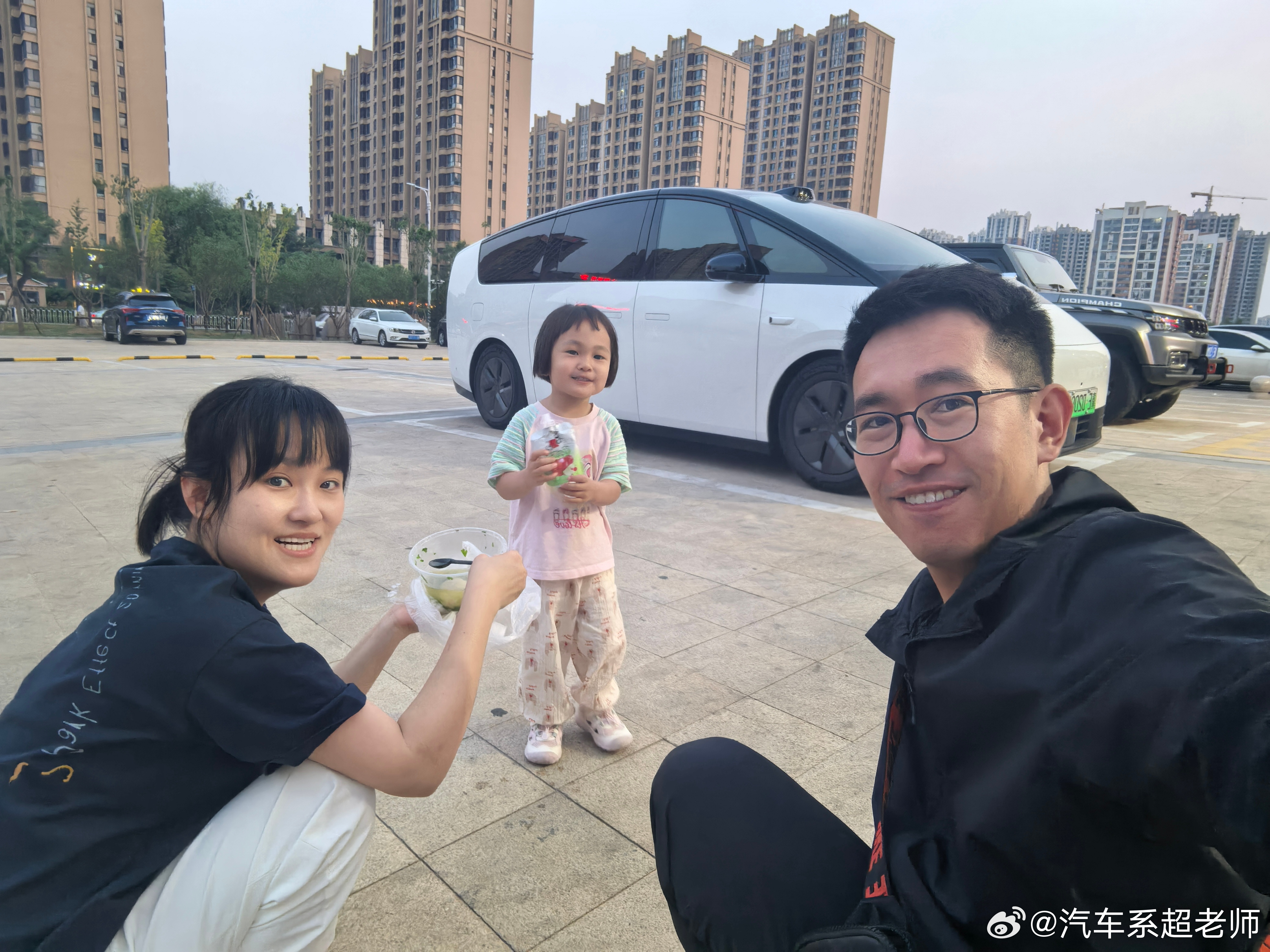 超市门口蹭MEGA拍个照，这气氛是不是很像车主[偷笑] ​​​