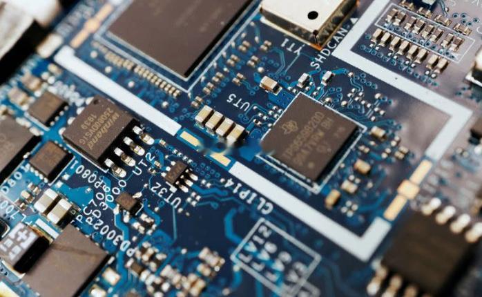 内存短缺！当前全球AI产业正面临严峻的“内存荒”，核心瓶颈在于高带宽内存等存储芯