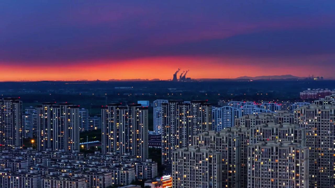 🌌暴雨后的宿州夏夜，电闪雷鸣与霞光交织，美到失语！

1️⃣暴雨初歇，天空突然