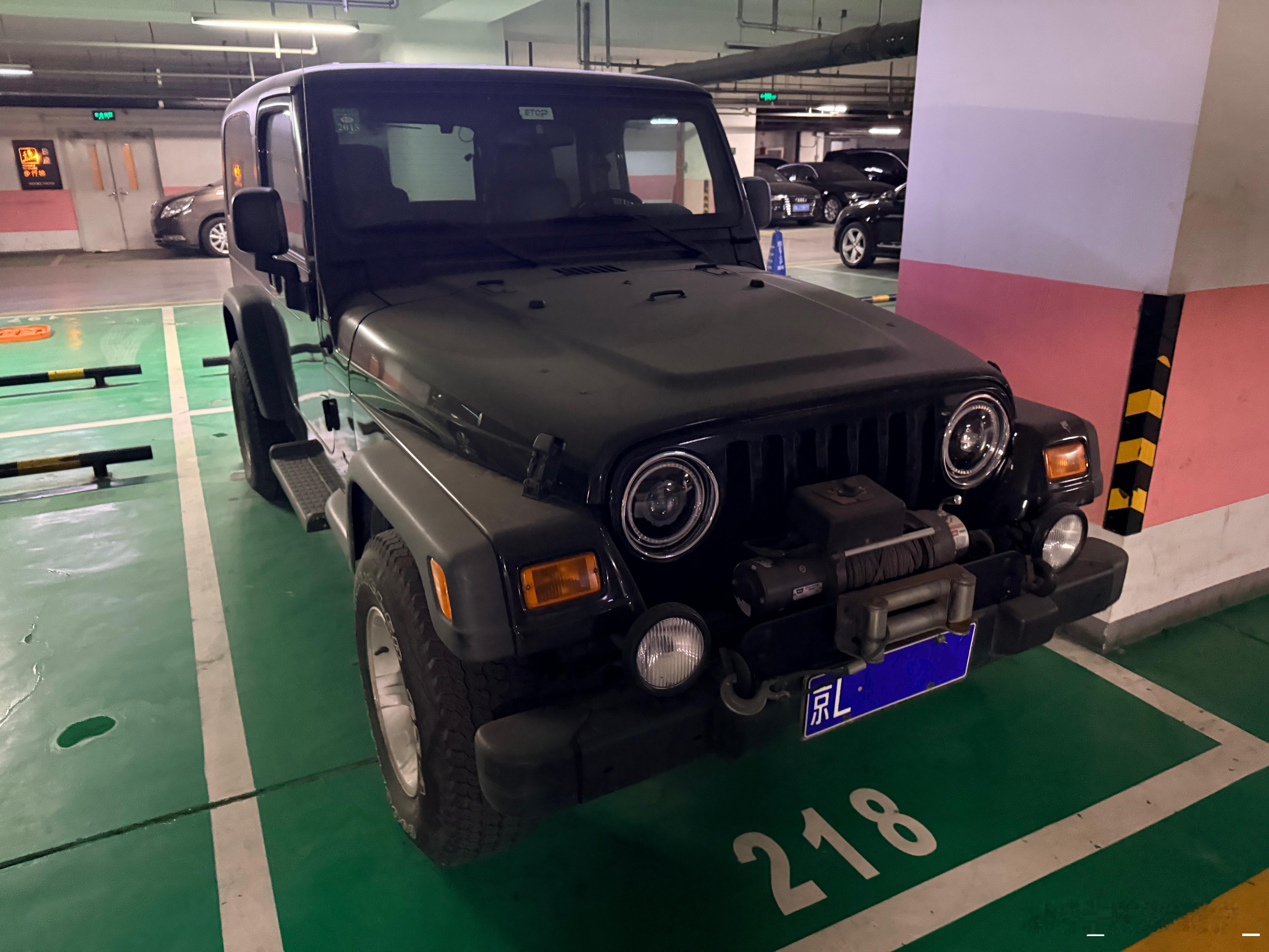 看着一身土就知道着老家伙好久没动了，但挡不住他的精神呀！能看的出来这是几代牧马人