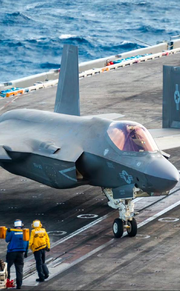 炸裂，胡塞锁定F35隐身战机，并发射导弹，美军战机凌空机动，以避免被击中。

美