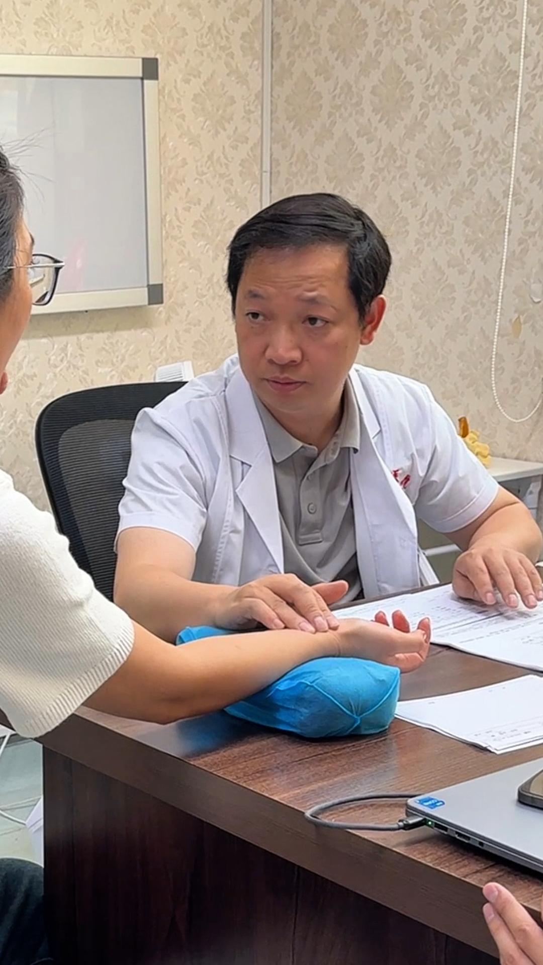 归脾丸之胸痹案。那是一个阴沉的下午，急诊科转来一位特殊的胸痛患者。五十...