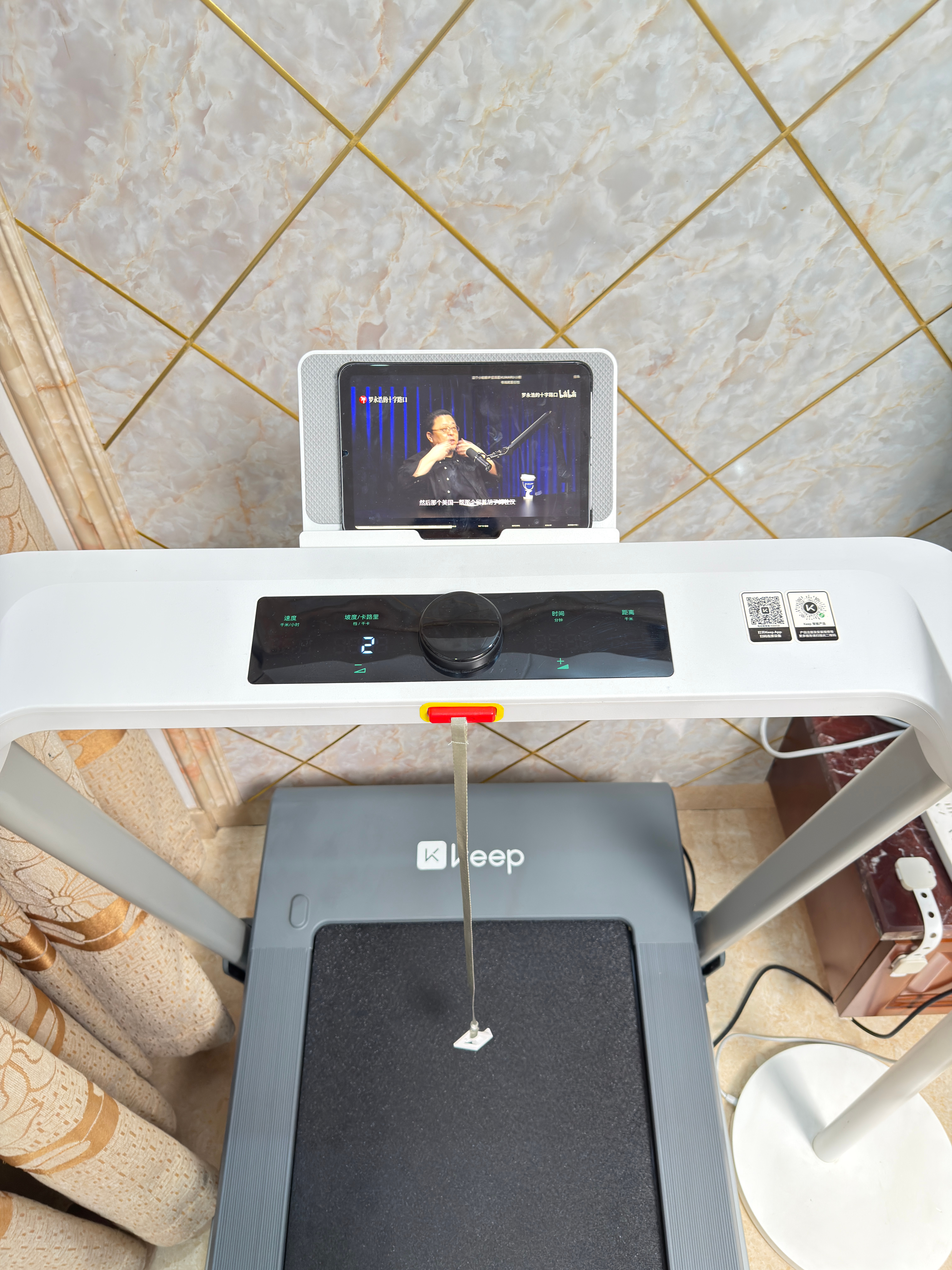 还得住的近，早上晨练半小时，再洗个澡，然后一路VLA 去虹桥P7。9点航班，到了