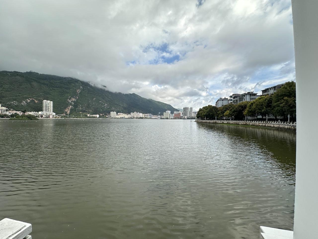 今天早上六点围着云南个旧金湖跑步13公里，早上气温仅18度，真的非常舒服。后来发