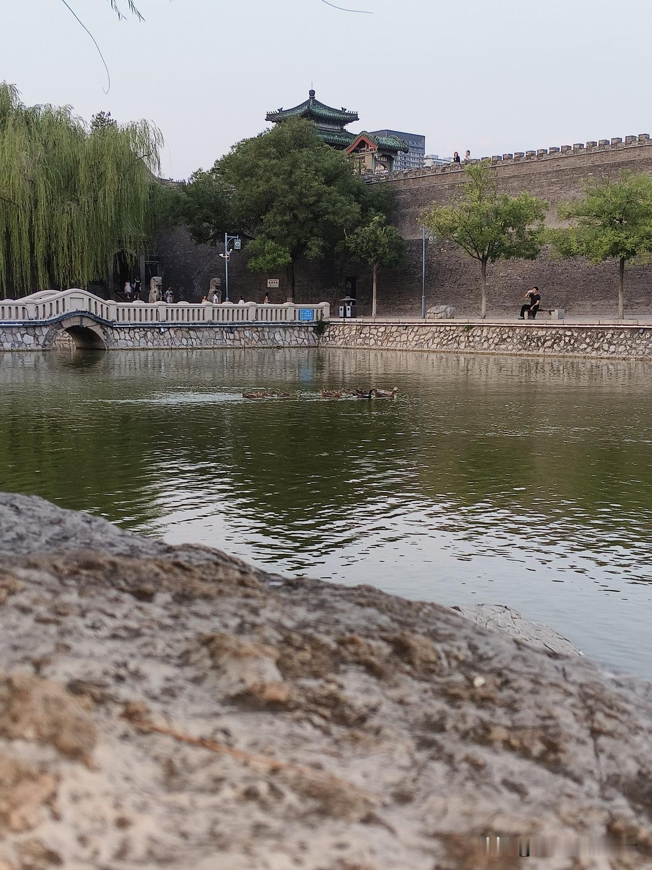 古城墙下，静谧湖畔，悠然自得。城墙上风景