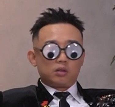 谁给GAI戴的眼镜到底是谁干的？！哈哈哈哈哈哈 ​​​