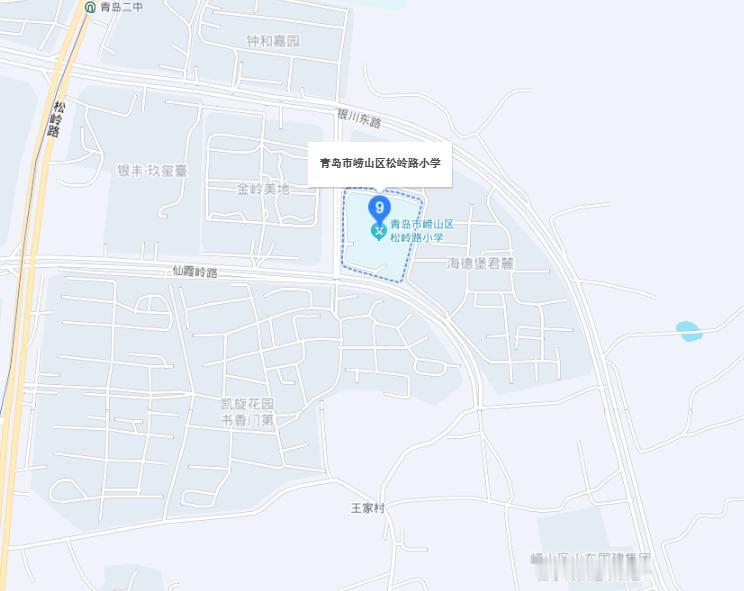 崂山区第二实验小学操场的仿真草坪该更新了

近日，有市民询问：去年就反映过第二实