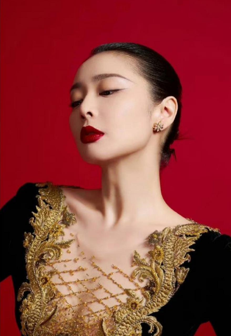 主持人，采访高叶，您能说一说您的经纪人吗。高叶说，怎么说呢，她，是我最困难时候的