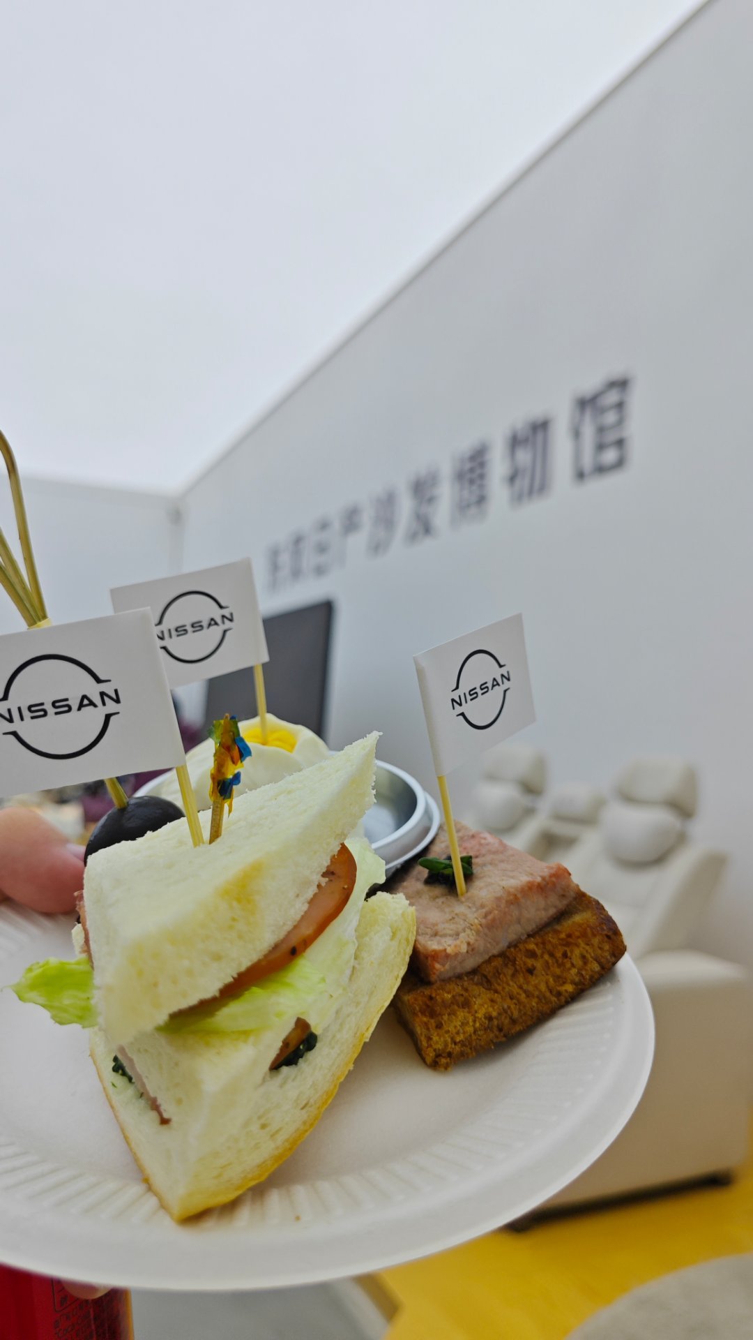 新N7上市发布会定档9月22日新n7把发布会开在了沙发厂 敢在沙发厂开发布会，看