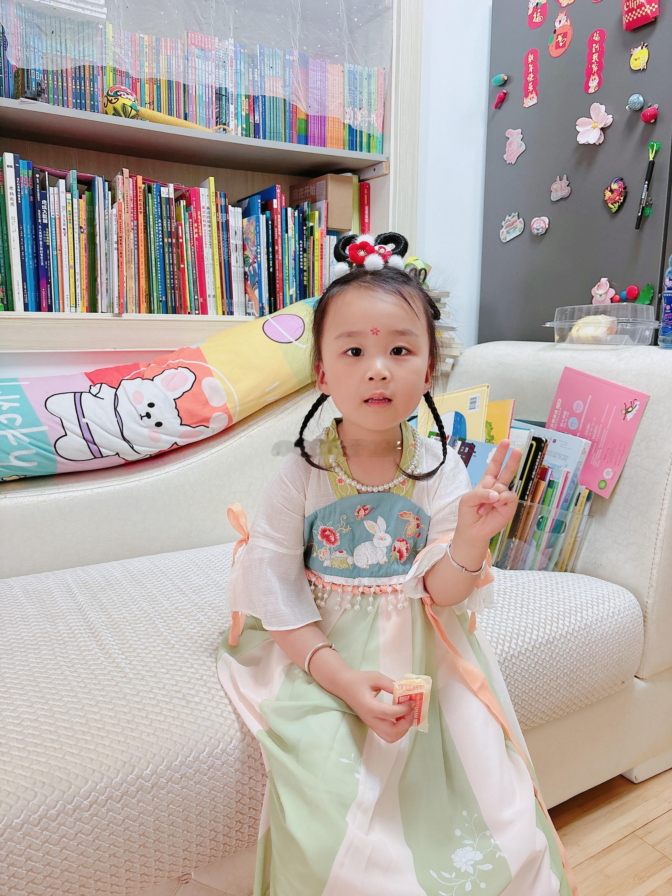👧🏻在幼儿园度过的第一个6.1儿童节。下午他们班的节目是《服饰里的非遗·汉服