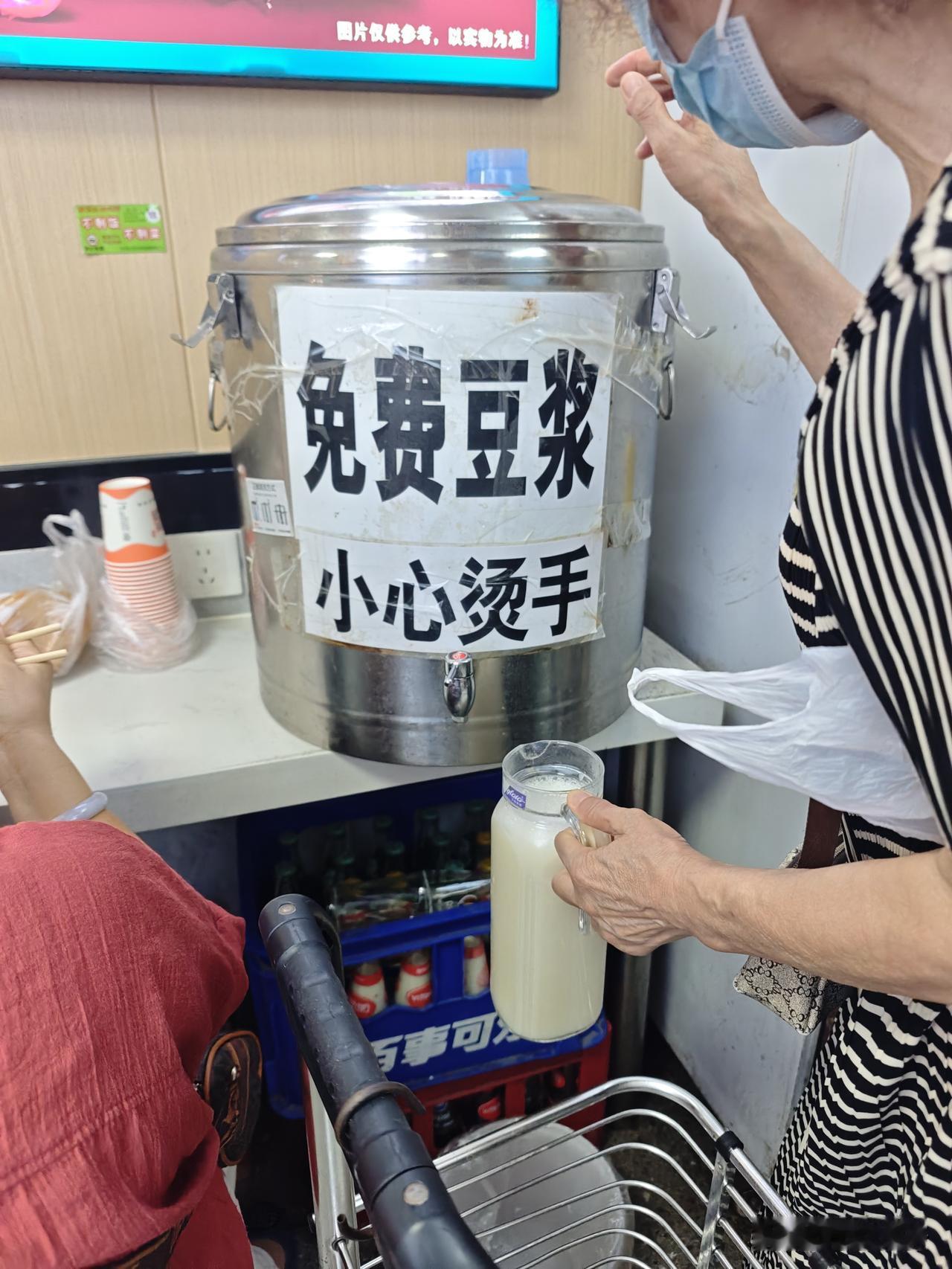 【免费豆浆频遇蹭取】武汉一元路一家早餐店提供免费豆浆供食客饮用。有市民未在该店消