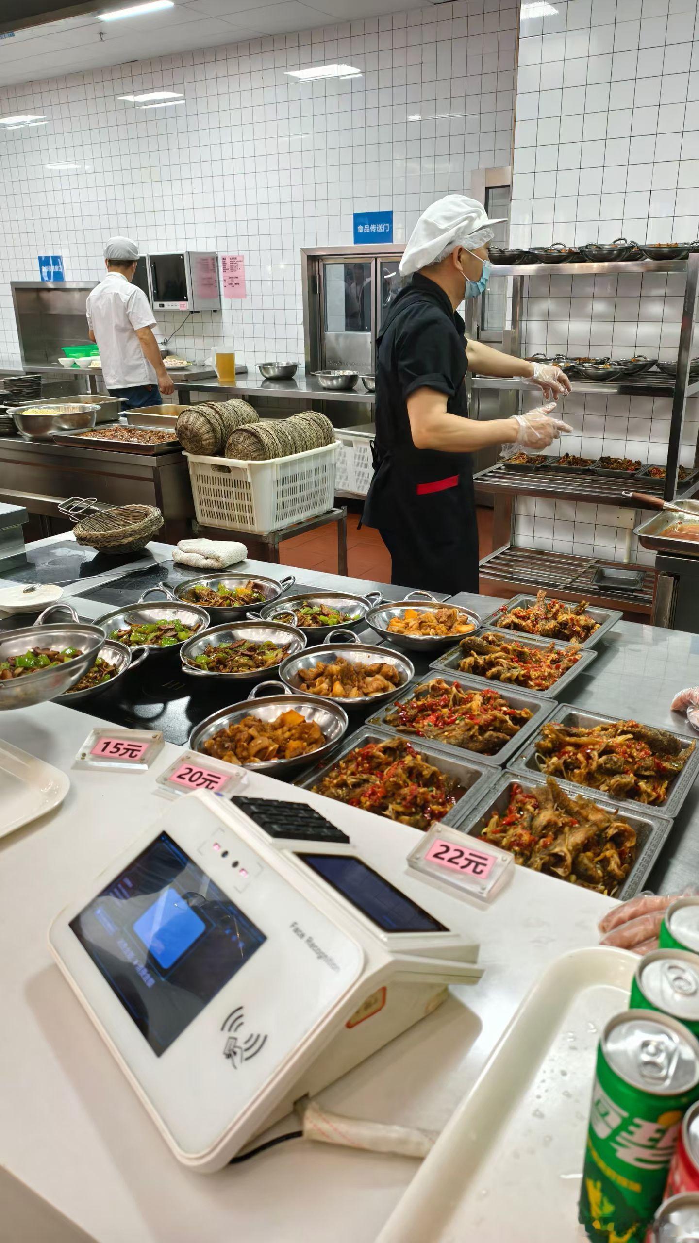 大家伙觉得比亚迪食堂这个饭菜如何？说实话，我搁深圳这么久，第一次看到有这么丰富饭