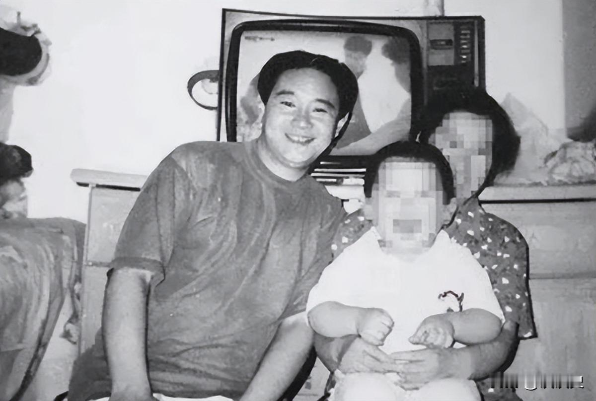 1983年，北京一名18岁少年，因抢了路人1顶帽子被判流氓罪，并处以死缓，他积极