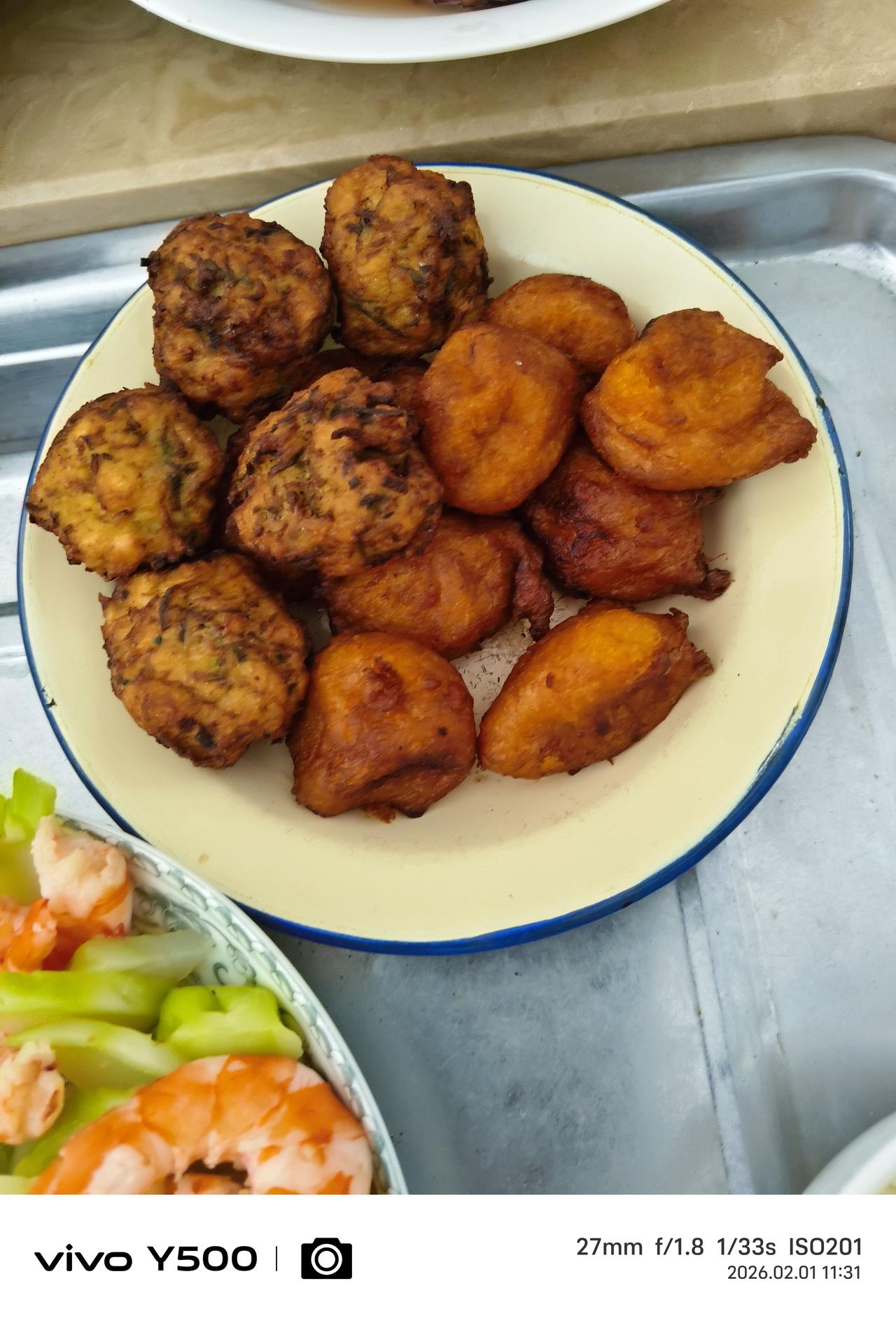 忍无可忍，馋死我了——炸地瓜丸、炸萝卜丝萝，大连地区农村过春节的标配。每年吃一次