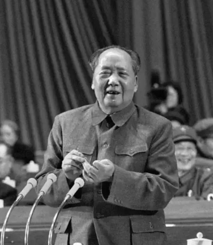 伟大领袖毛主席教导我们说：我们的原则是党指挥枪，而绝不允许枪指挥党。

1937