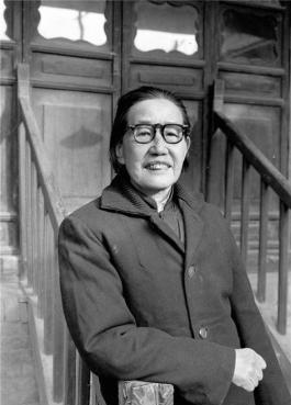 1937年，一位女红军在牧民家中诞下一子。当马家军搜捕时，她正给孩子喂奶。危急时