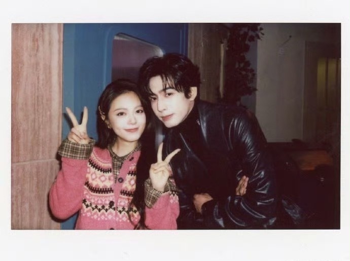 赵今麦宋威龙hi6拍立得好六晒赵今麦宋威龙拍立得合照，这个龙麦配成啥样了，赐婚！