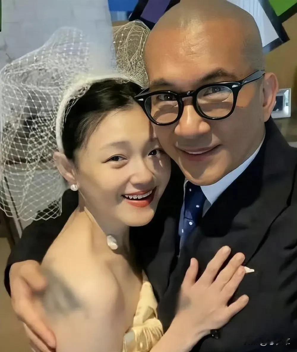 消息刚爆出来的时候，全网都炸了锅。有人翻出他在镜头前哽咽的画面，听他哑着嗓子说“