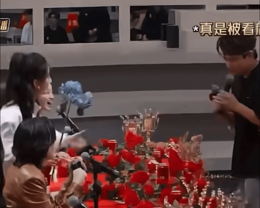 真能装….甩脸子给谁看[疑问][疑问] ​​​