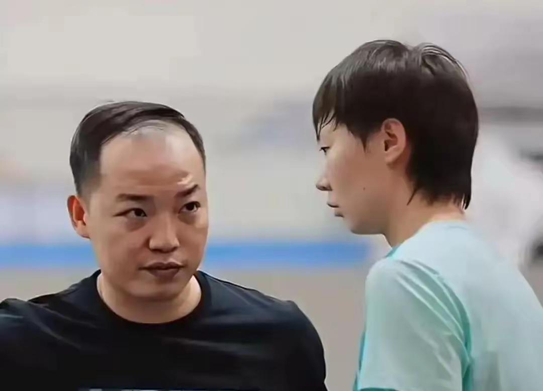 任浩20岁的容貌
50岁的发际线
这就是传说中的
聪明绝顶吧

任浩指导大曼昱四