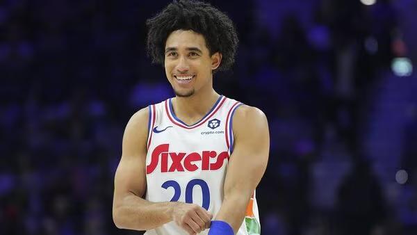 ESPN的蒂姆·邦特姆普斯报道，贾里德·麦凯恩在周四的一次训练中右手拇指的UCL