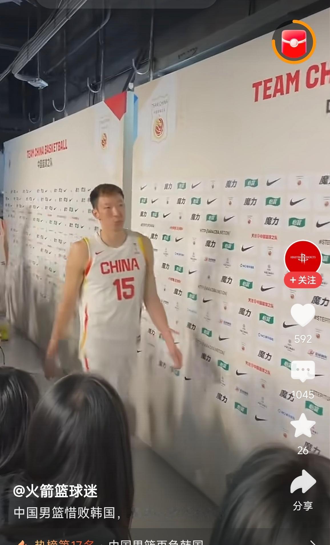 中国男篮惜败韩国，周琦一脸不服。[捂脸]