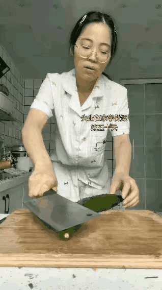 手无缚鸡之力，说的就是这种人吧！

拍个黄瓜，就好像拍个炸弹似的，吓得躲躲闪闪的