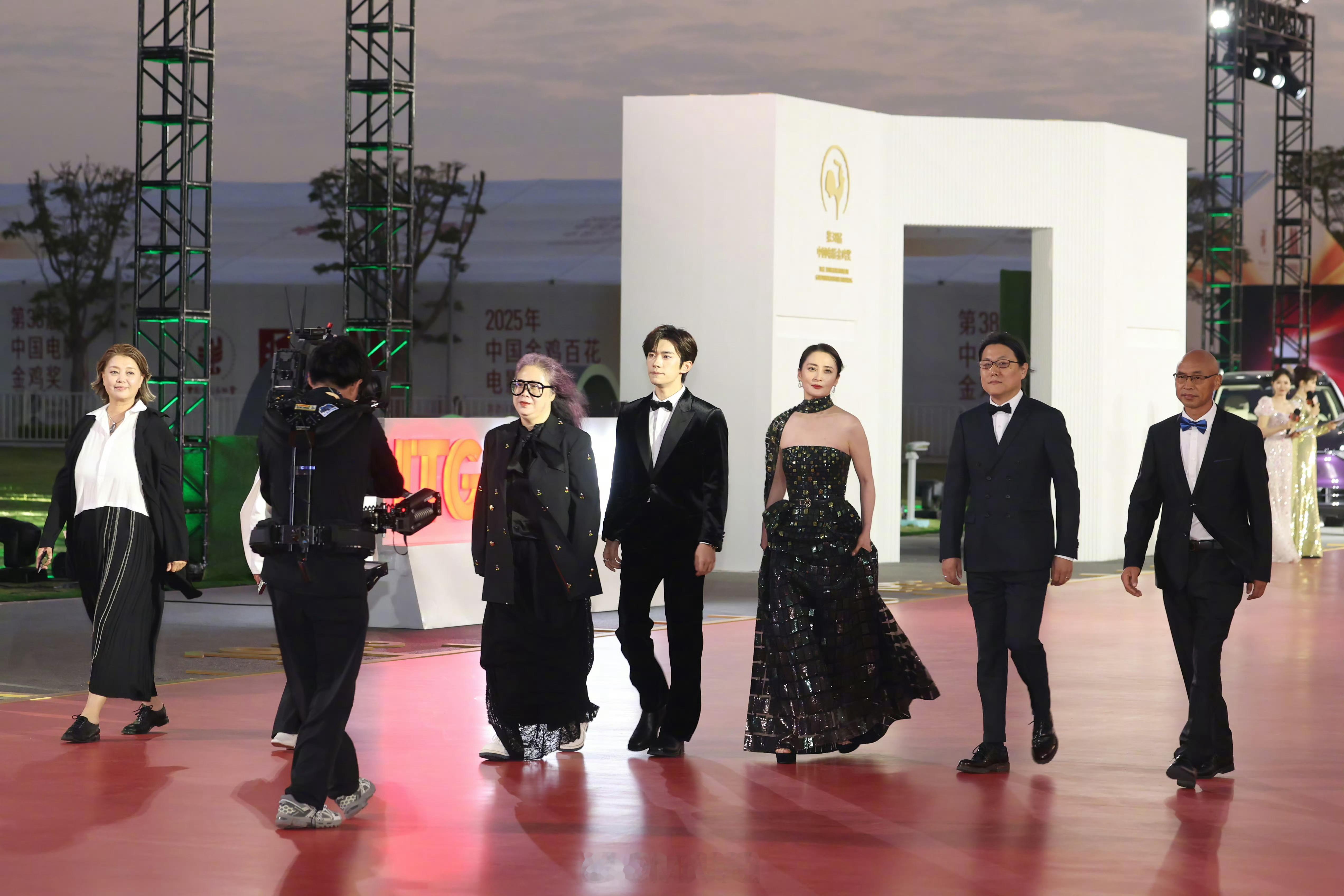 淡定从容的“刘春和”，易烊千玺 与蒋勤勤【小小的我】剧组，亮相2025金鸡奖闭幕