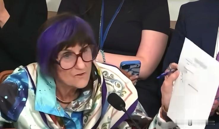 美国国会听证会上，民主党议员德劳罗激烈质询代理司法部长布兰奇，指控其在处理特朗普