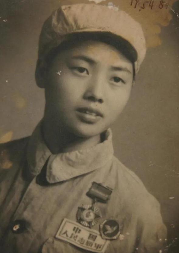 抗美援朝中，16岁的女护士，双眼被美军炮弹炸瞎，当场昏死，醒来后，她听到美军叽里