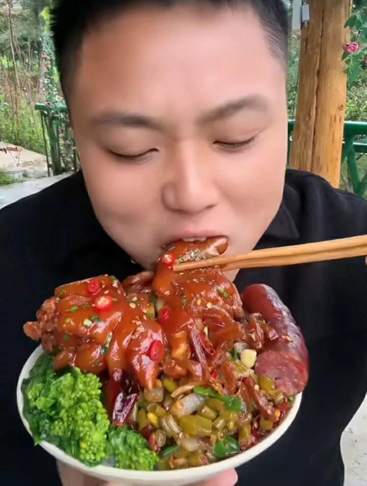 美食佳肴满桌摆，大口大嚼乐无穷。#吃货经验分享# #美食分享乐趣# #海鲜大咖盛