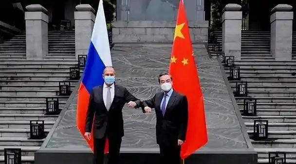 中国和俄罗斯是邻居，有着密切的地缘关系，中俄关系和好，有利于地区稳定与和平，造福