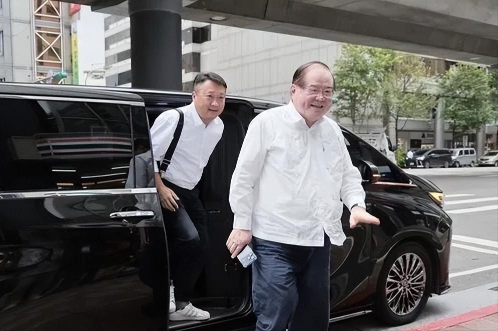 今天（16日）上午，新北市警察局再度致电李乾龙，就拜会时间进行确认；李乾龙因日程