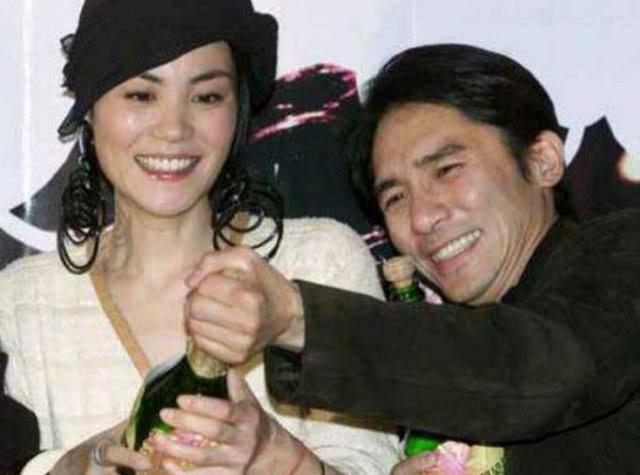 王菲梁朝伟同框合影，两人一起欢乐，又同时面无表情，他们这友情合拍默契度高。