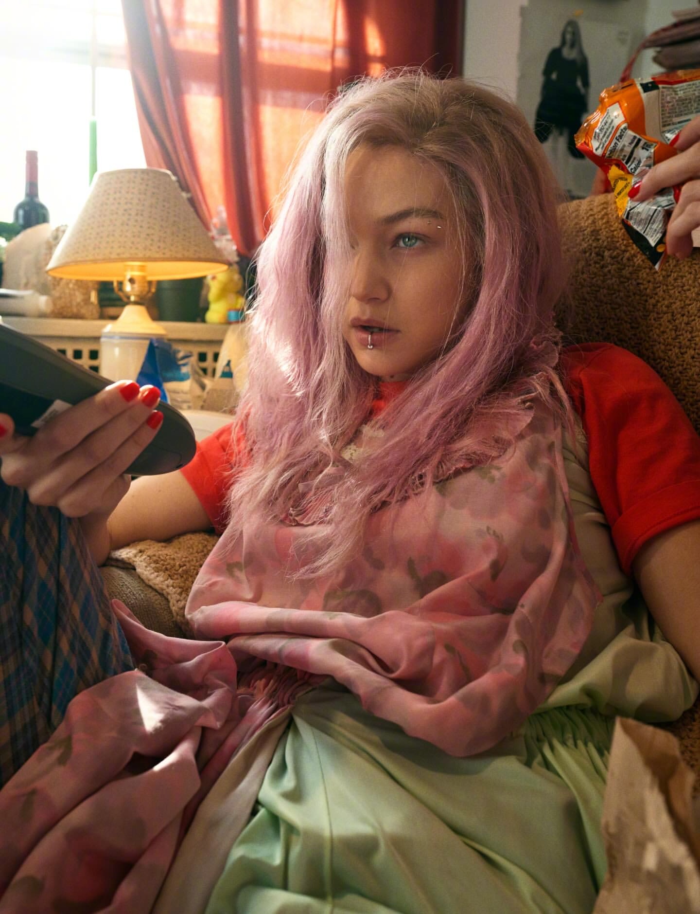 Gigi Hadid以超现实风格登上《LOVE》杂志封面，内页大片更是各种前卫创