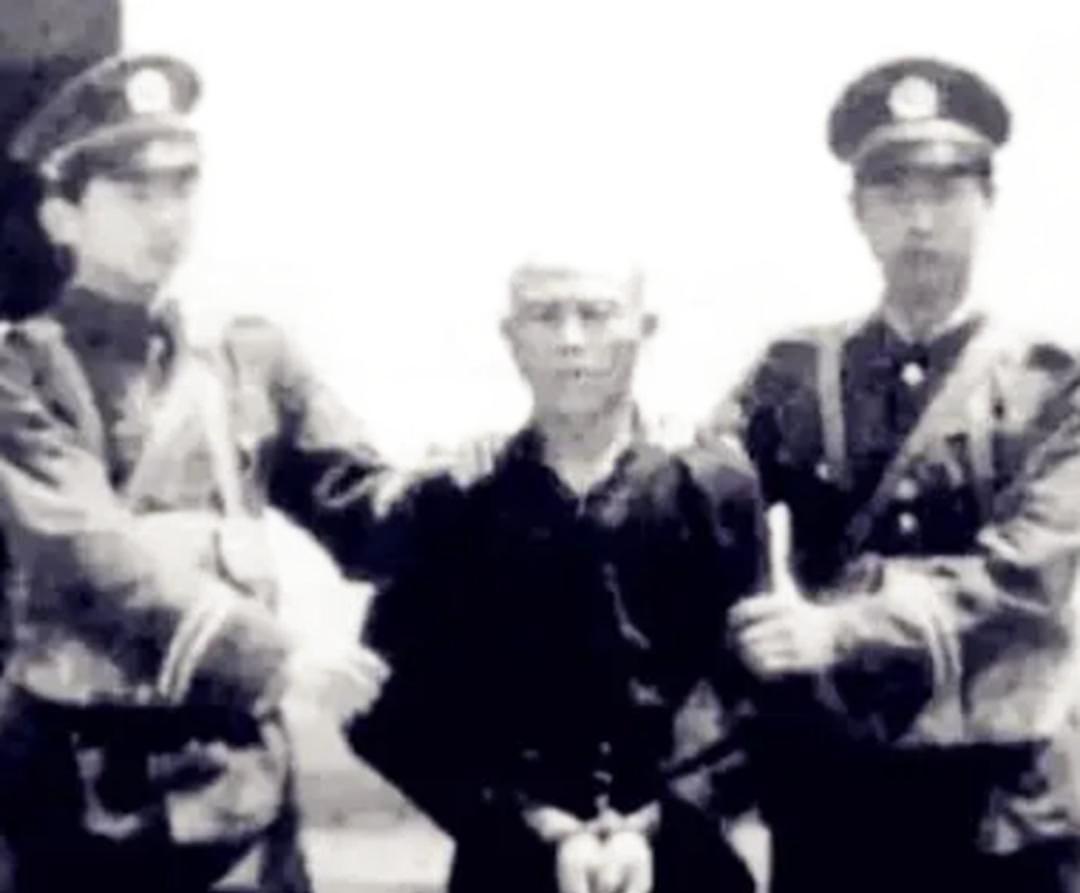 1983年，“悍匪”王宗坊被击毙后蜷缩在地上，已经失去了生命体征，他的身体已经瘦