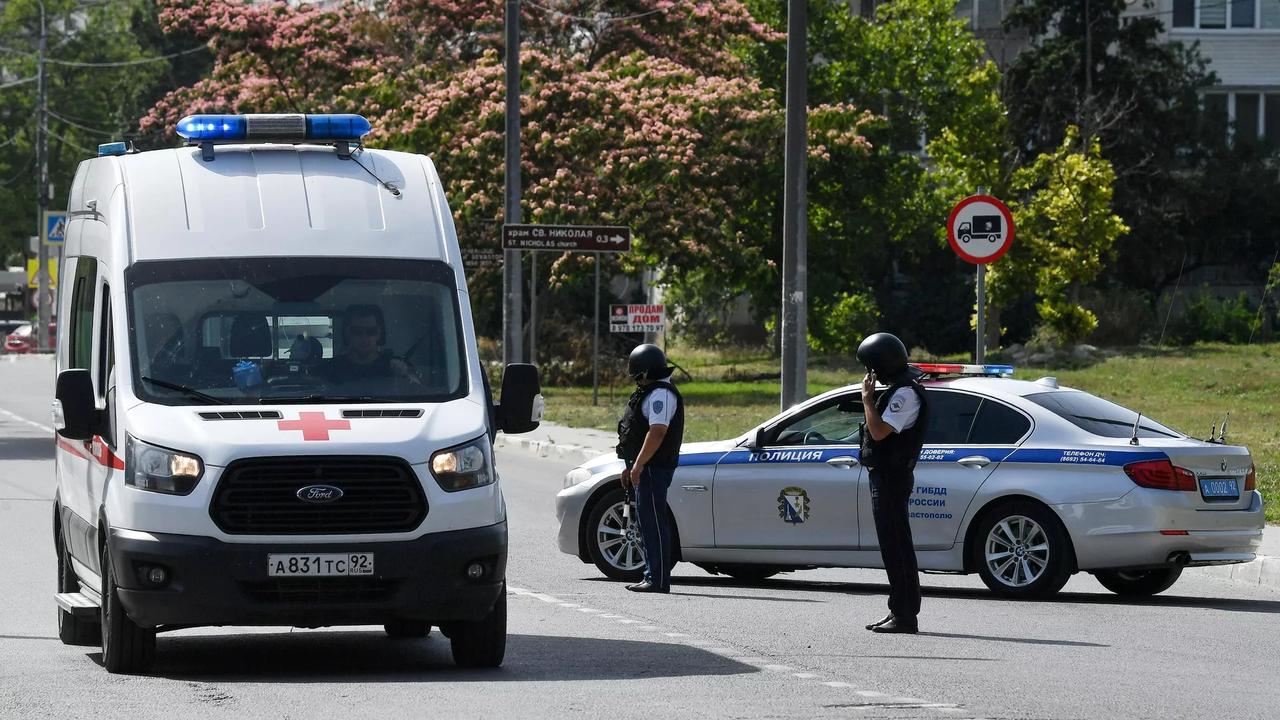 据俄罗斯当局称，在乌克兰无人机和导弹袭击中，至少有六人死亡，100多人受伤。
莫