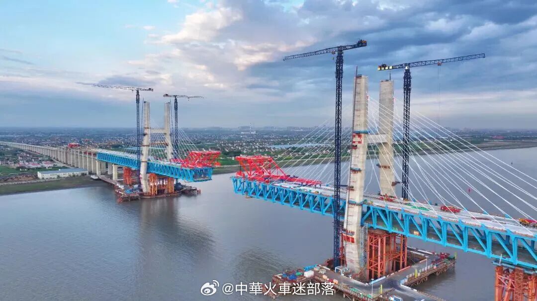 国铁头条【崇启公铁长江大桥主桥成功合龙】6月9日，沪渝蓉沿江高铁的关键控制性工程