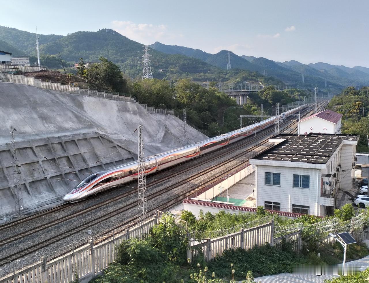 同一条铁路线上既有高速动车组也有普速客车，这在时速200公里铁路线（比如渝贵）和