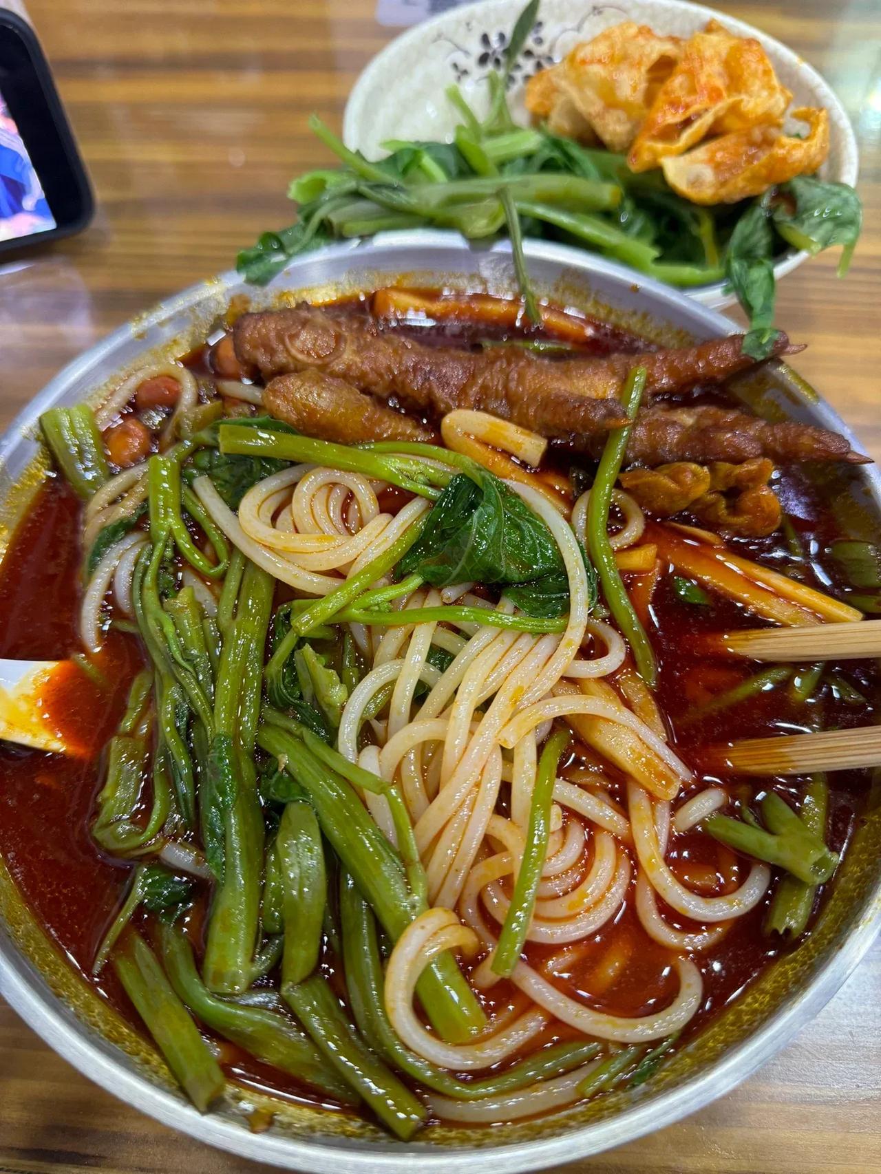 请广西人鉴定这碗粉正不正宗

在南京寻寻觅觅，终于吃到了好吃的螺蛳粉