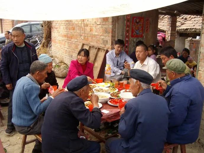 今儿个村里有人办三周年，主家叫了餐车来，宴席200元一桌，听别人说坐了十六桌。