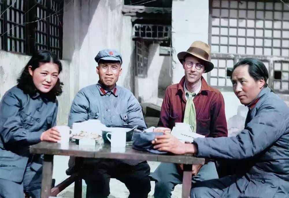 这是美国记者厄尔利夫（右二）到延安访问毛主席和朱德的真实合影，都看看吧，艰苦岁月