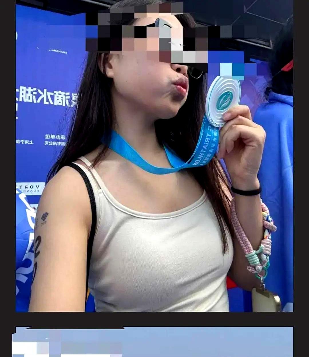 游到岸边那一刻，人还在发抖，回过神时，照片已经飞出泳道。
上海滴水湖的泳渡赛，女