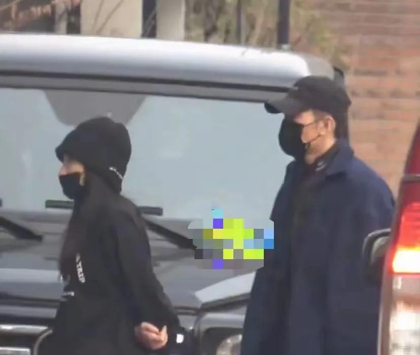柳岩终于要“结婚”了，开始和男朋友在建材城购置新房家居了。也到岁数了，过年就45
