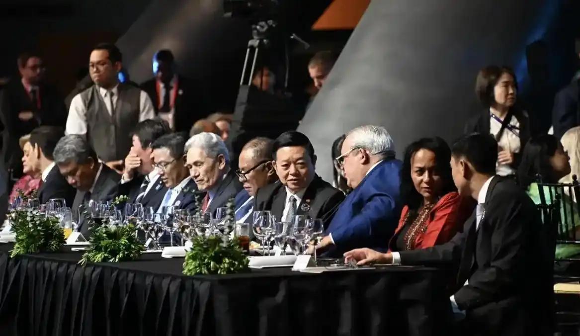 7月21号晚上，东道主菲律宾外长为参会的各国外长举办了晚宴，不过从会场的图片和站