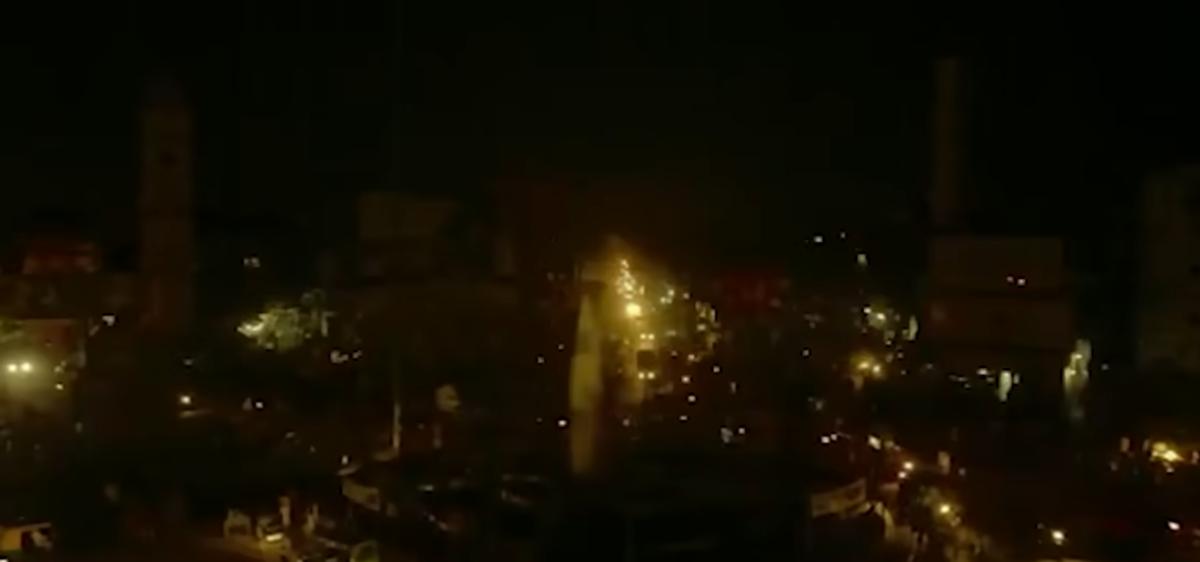 印度偷电有多疯？全民狂欢背后的血泪与荒诞
提到印度偷电，不少人略有耳闻，但它的疯