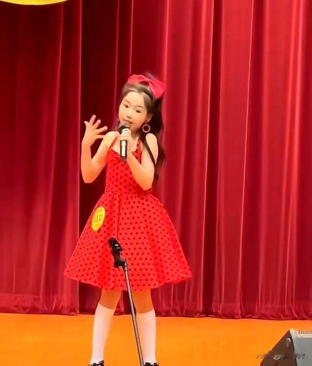 一个是董璇之女小酒窝高舒乔，一个是梅婷之女快快曾慕梅。同为星二代，年龄相近，皆遗