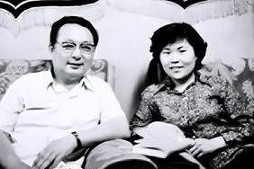 80年代，相声演员唐杰忠和妻子金文兰，一张罕见的留影，镜头中的他们并肩而坐，看起